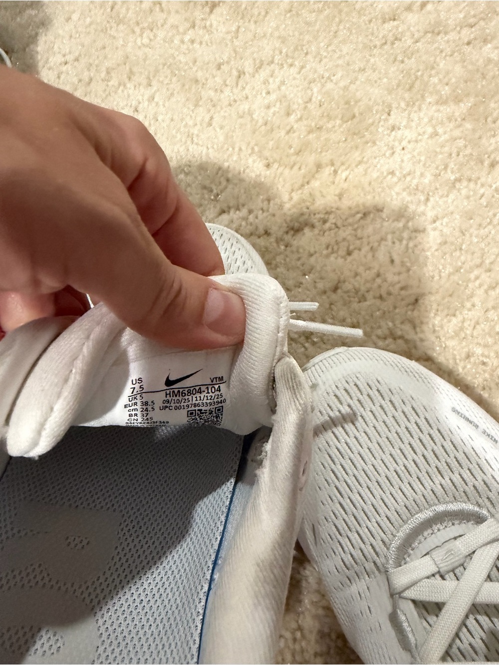 Nike Women's White Athletic Running Shoes with Silver Swoosh - Picture 3 of 4